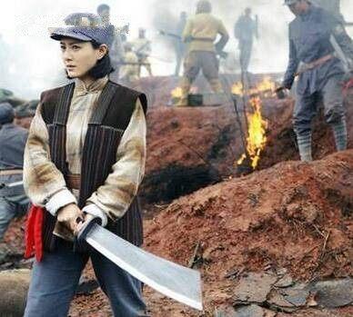 拍电视剧的导演只是为了画面感而特地选用了鲜红色,其实,那样一片耀眼