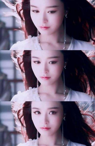 导演可能是考虑到她这个角色是魅灵,所以才给她加