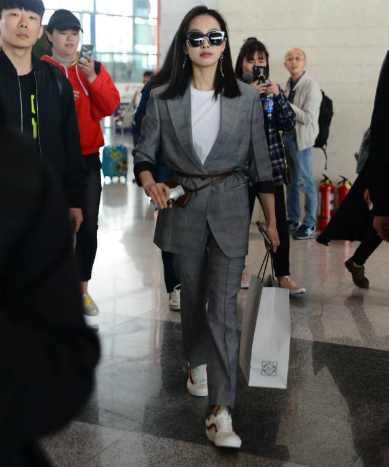 宋茜平胸机场现身,一条复古腰带够你我工作半年!