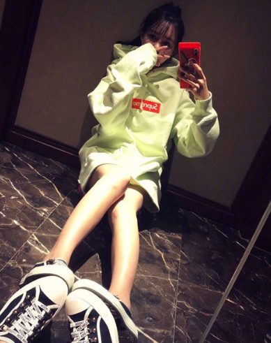 沈梦晨晒休闲装照,显露纤细长腿,仿佛18岁少女!