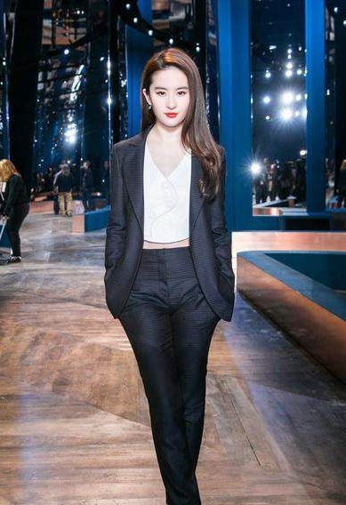穿西装比男人还帅的女星,最后一位帅到没朋友