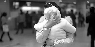 宝宝与妈妈同睡丢了命! 手脚冰凉全身僵硬, 冬