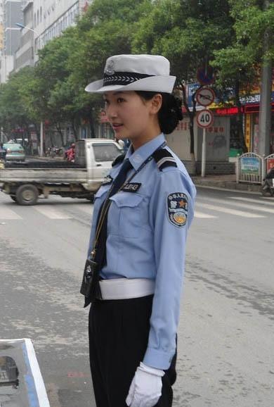 中国最美女交警,被称"小佟丽娅", 司机称因太漂亮开车常分神