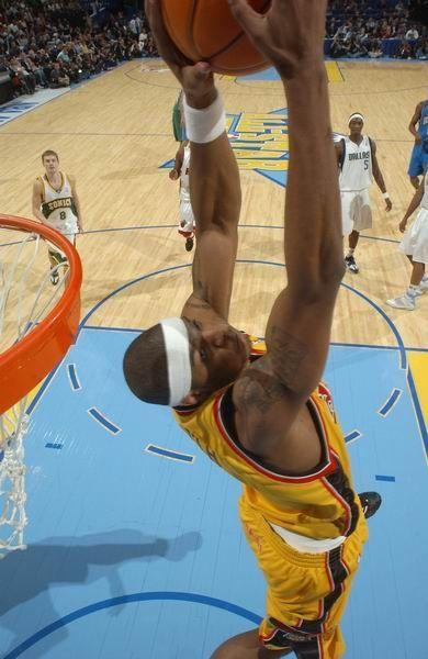 隔着两人防守劈扣,扣篮大赛越人扣