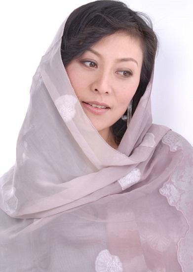 做过临时工搬过砖,登春晚成名,24岁压方舒成影后,女儿也很美!