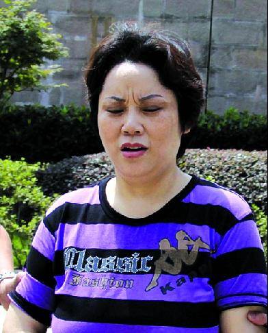 她实力不输陈冠希,豪车无数,还有16个"男宠",今54岁成这样!