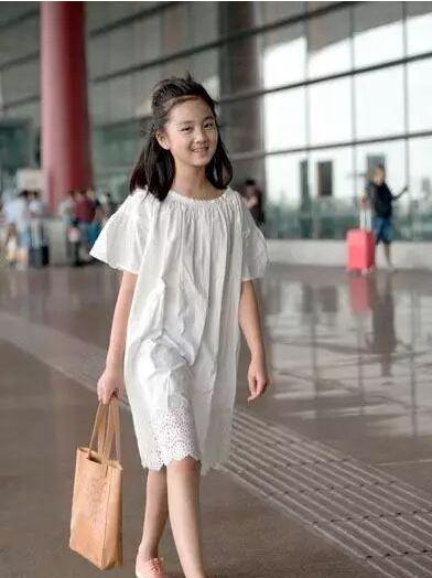 黄磊11岁女儿多多,赵薇7岁女儿黄新,刘涛李湘8岁女儿近照