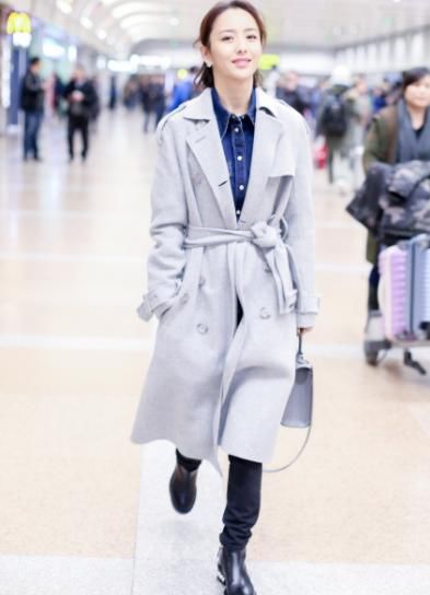 佟丽娅现机场,心情大好,网友:裤子和鞋子像是老公陈思诚的!