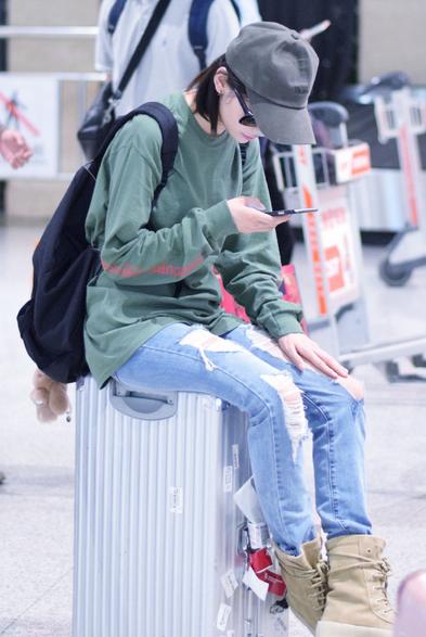 迷彩的长袖外 套 ,十分的帅气,又搭配上一条牛仔短裤,陆婷的大白腿