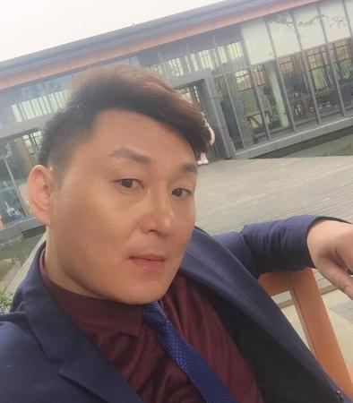 23岁出道,饰演反派走红,却正红时因酒驾撞上护