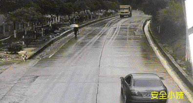 雨天开快车酿惨祸,货车侧滑甩尾拍路人后脑勺!-新浪汽车