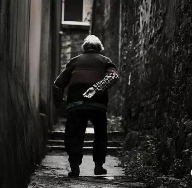 离婚一年我偶遇出轨前妻,看到她的穿着,我泪流