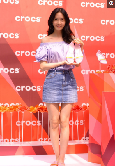 少女时代林允儿穿着"凉拖"出席活动,牛仔短裙暴露了大长腿