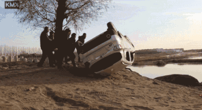 翻车了还能开,电动汽车这么禁得住"造"