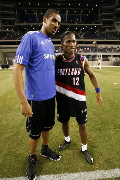 足球球星和nba巨人合影多尴尬?c罗似小弟詹皇胳膊比梅西大腿粗