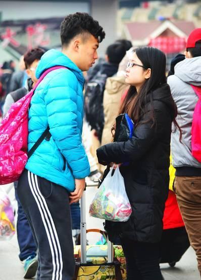 过年回家,恋人车站分别,女孩哭红了眼睛,男孩舍不得分别