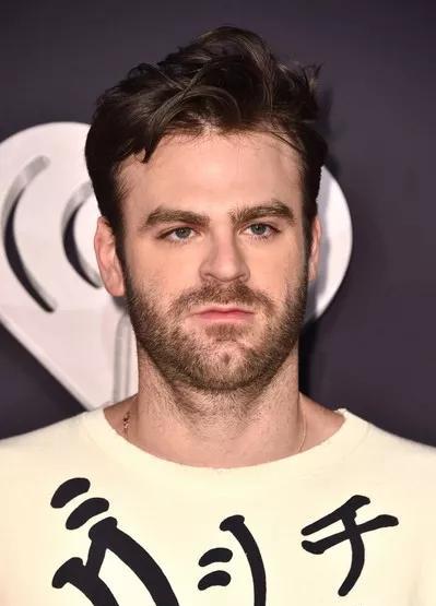 alex pall近日被女友tori woodward抓到偷吃,女方还直接甩出实锤,将他