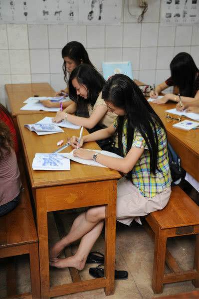 2,报告老师,这妞儿上课就脱鞋,都影响到我们学习了