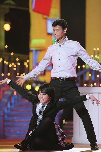 汪峰多年戴帽子的原因,露出头上一块白,而沙溢开始秃顶了!