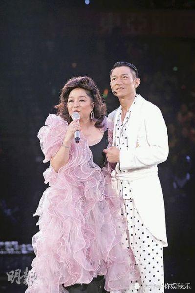 她纵横乐坛半个世纪,春晚都曾为她破例,为了中国国籍与老公离婚