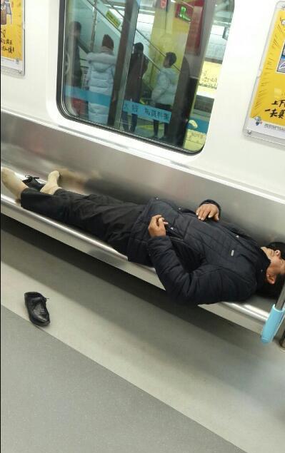 成都地铁上男子平躺座位上 周围乘客无人靠近!