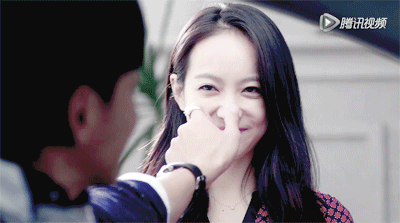 图文笑话:小伙你这样捏女友的鼻子,小心鼻子变弯哦