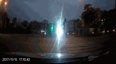 交通事故gif警示录:吓尿的节奏,夜间高速突现神秘人