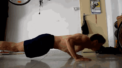 用上哑铃之后，他的训练开始精细化，重量也更大了。