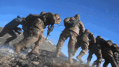 大风中他们携手前行只因手中迎风招展的五星红旗