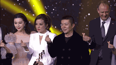 看不懂时下潮流的赵传和陈小春,错把比心误会成要钱