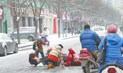 这个很重要雪天路滑职工不慎摔伤能否认定为工伤