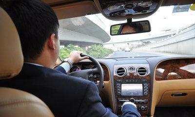 从开车姿势和眼神就能看出你驾龄多少年!