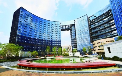 南部新城医疗中心启用后︐周边居民就医更方便了.