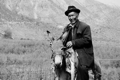 老先生骑毛驴一夜之间竟困在了千里之外的一个山洞里