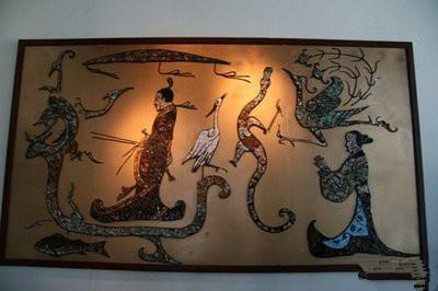 人物龙凤帛画,又被称为"龙凤仕女图",属于战国晚期的帛画精品.