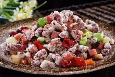 主料:红腰豆300克.辅料:腊肉100克,蒜苗丁30克.