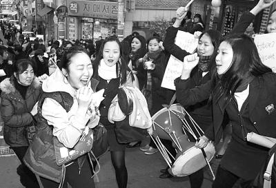 韩国游客被批素质低下,韩国人:我们装中国人装