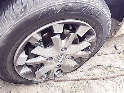 (二)据悉图片里的这部白色奥迪,由于轮毂断裂导致失控,左侧安全气帘