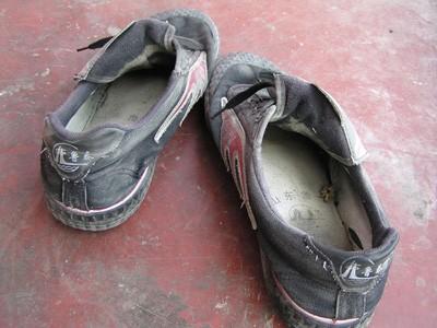 我改嫁时, 前婆婆提着一双破鞋出现, 她扔下后亲戚们都跑出去了!