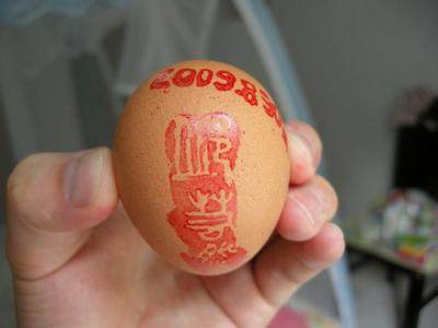 这种红鸡蛋在农村吃的很普遍,不仅美味,而且还代表着喜庆