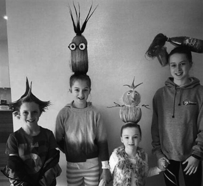 在国外,很多小学每年会举办一个crazyhairday(疯狂发型日),据说深受熊