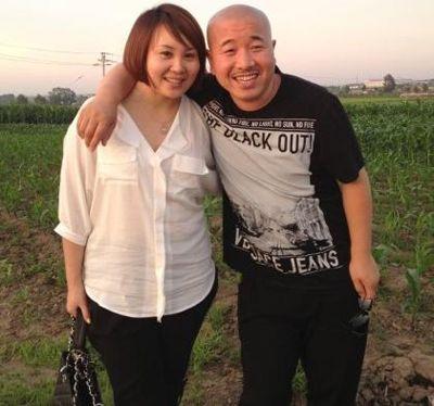 遭打压五年背着赵本山接私活,一剧爆红两上春晚,小11岁娇妻美!