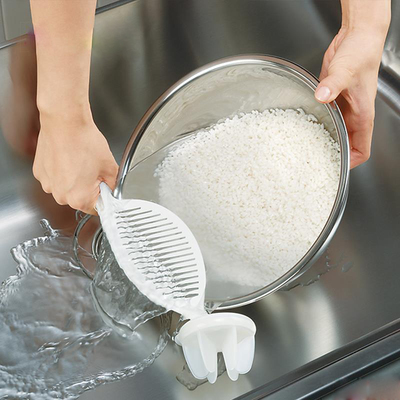 在洗碗水中加点柠檬片,可以给碗碟带来自然清香,特别是能除去装鱼后的