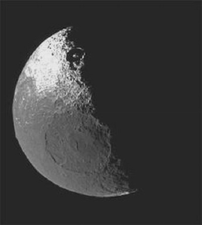 神秘的土卫八:有着一张阴阳脸!