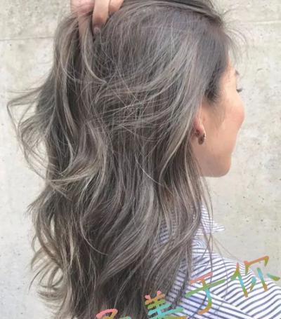 近几年灰色系的染发颜色颇受欢迎,奶奶灰色染发虽然好看但是非常挑
