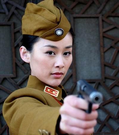 再后来不知为何就爱上了谍战片,在《孤胆英雄》中饰演肖虹