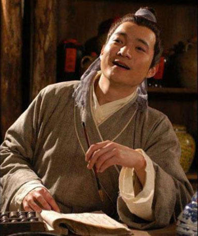 2006年因在《武林外传》中饰演穷酸秀才吕轻侯而被观众所熟知,一时