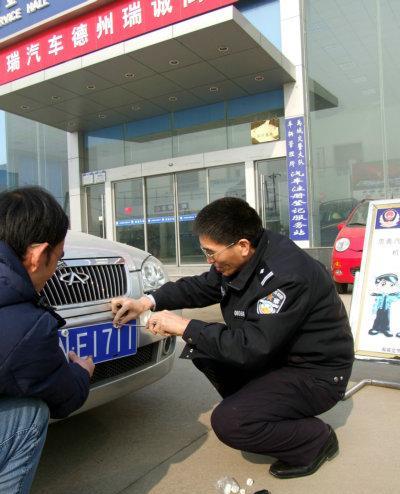车卖了车牌要去车管所消掉吗怎么办