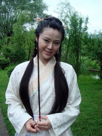 学院表演系,但实战的进剧组拍戏还是头一回,在剧中她饰演女n号周芸儿