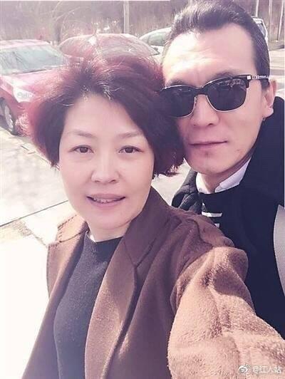 李咏终放弃波浪长发,换全新发型后,甩小鲜肉几条街|李咏|发型|主持人